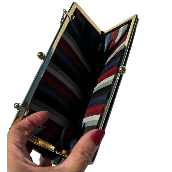 Black Patent Leather Kiss Lock Wrist Evening Bag - Picture 3 of 7